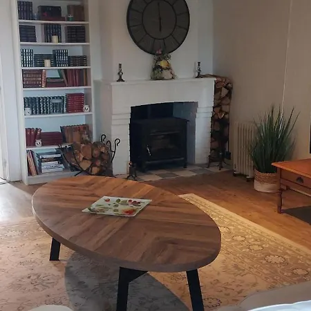 Retreat - Sleeps 8 Near بيت للعطل