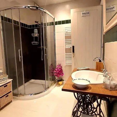 Nyaraló Retreat - Sleeps 8 Near Verneuil