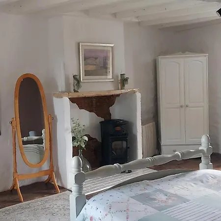 Retreat - Sleeps 8 Near Verneuil